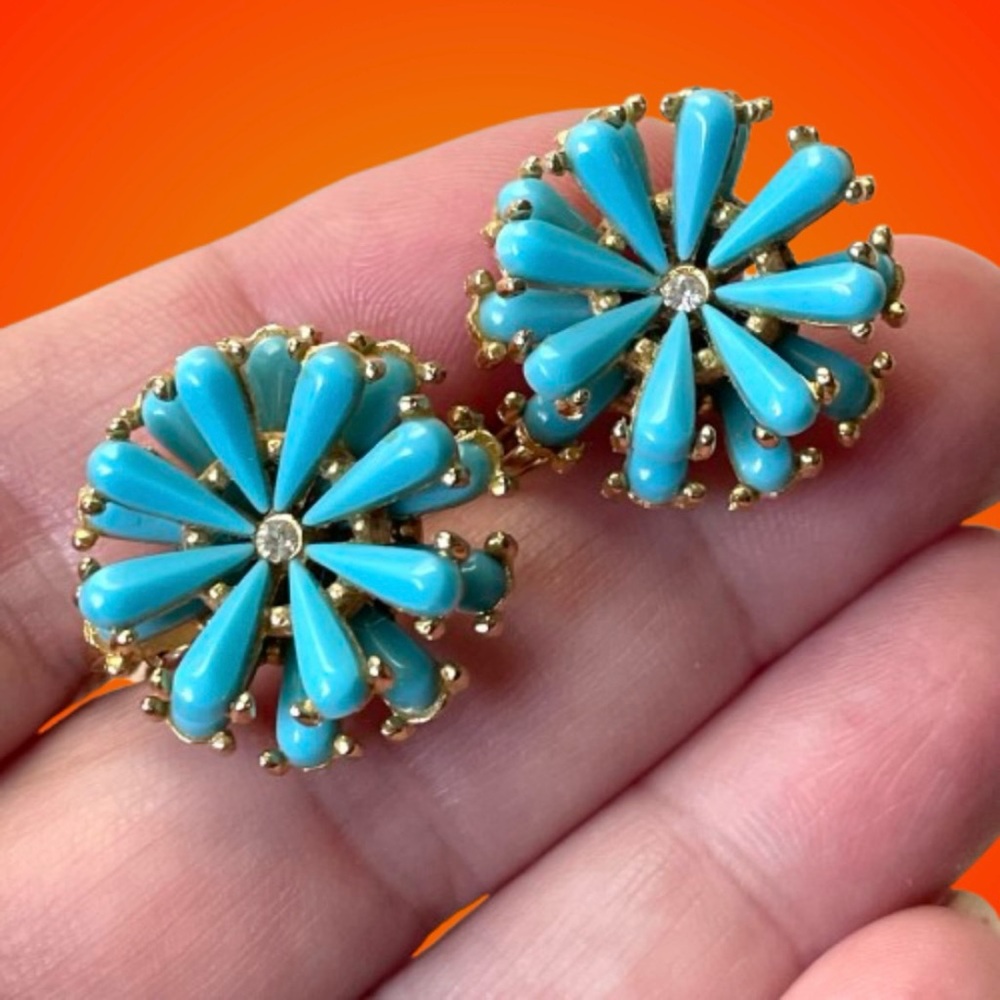 Vintage goldtone & turquoise blue lucite/plastic flowerburst clip earrings